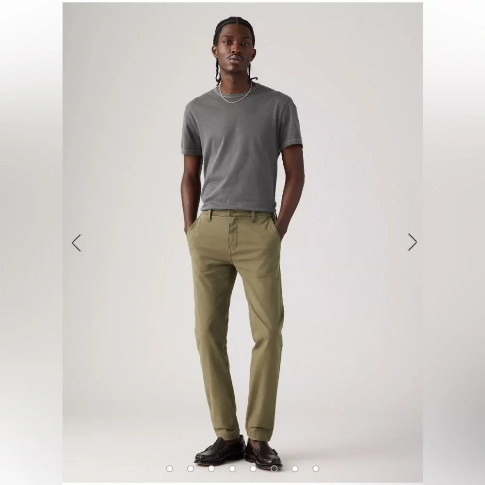 Levi’s chinos khaki straight legs tapered men’s pants size W33 L32